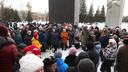 Новосибирцы собрались на монументе Славы, чтобы выступить против QR-кодов и обязательной вакцинации