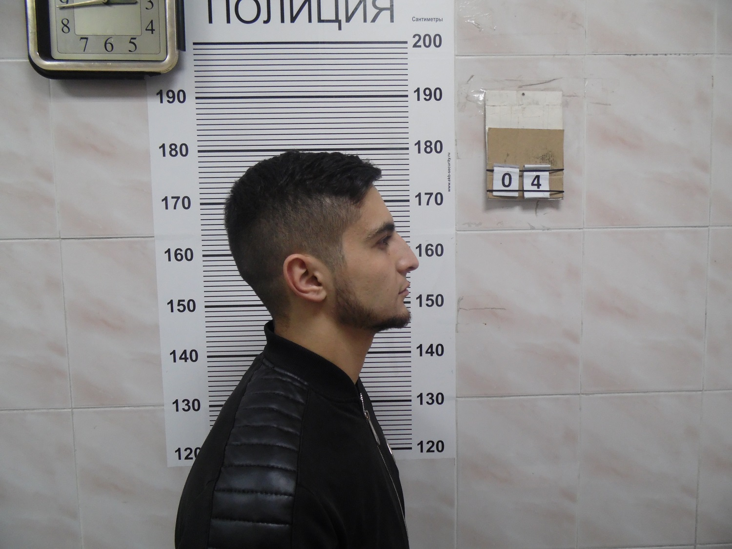 В Екатеринбурге охранники бара преследовали парня до дома, чтобы избить и украсть телефон