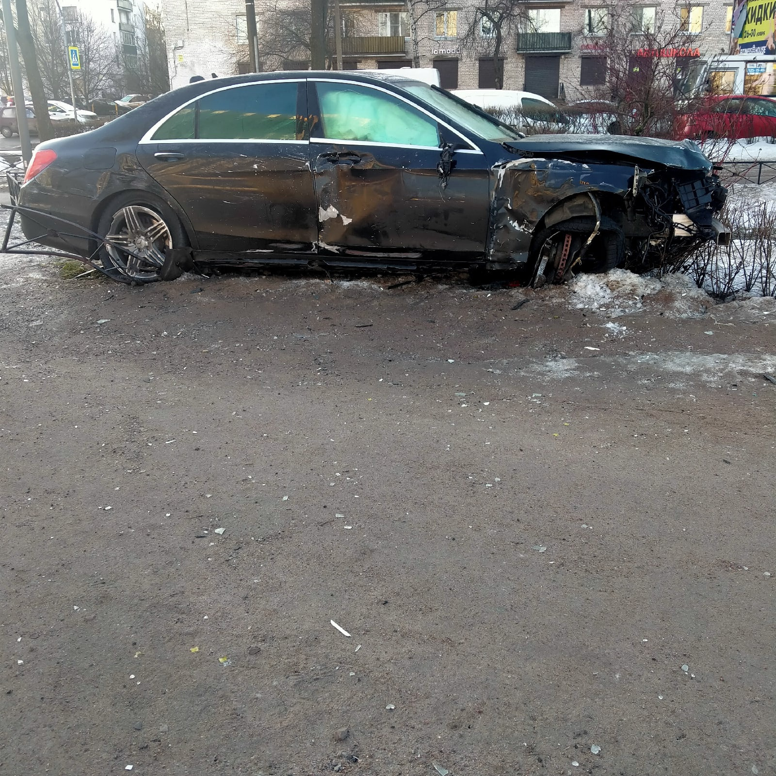 Водитель «Мерседеса», удирая от полиции, протаранил ларек, снес дерево и  забор на бульваре Новаторов - 14 марта 2022 - ФОНТАНКА.ру