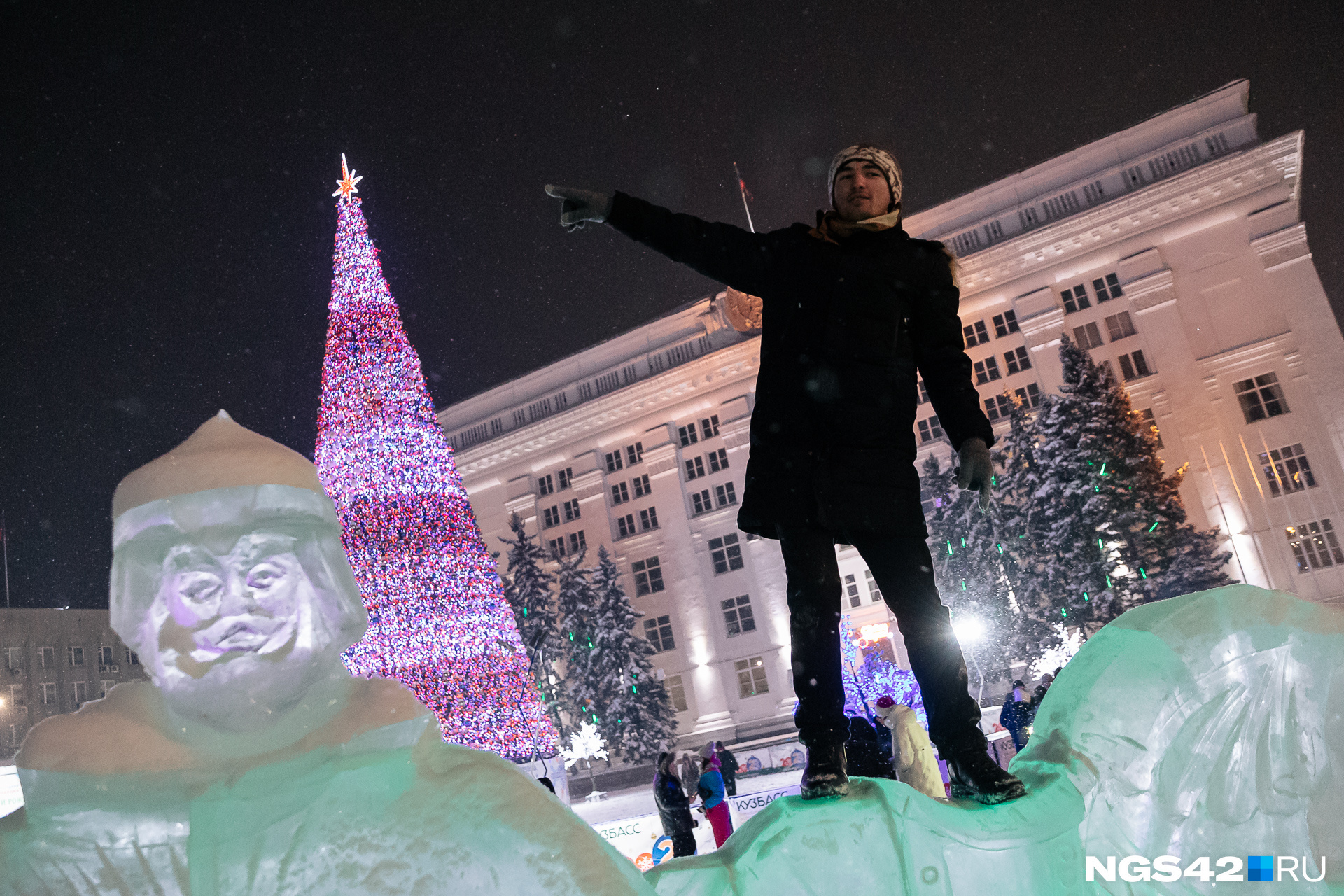 Бой курантов ульяновск. Новогодние куранты. Кемерово новый год. Кремлевские куранты новый год. Куранты ночью.