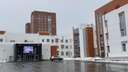 В Новосибирске показали самую новую школу. Смотрим на дворец с электрокарами, передвижными ноутбуками и белым роялем