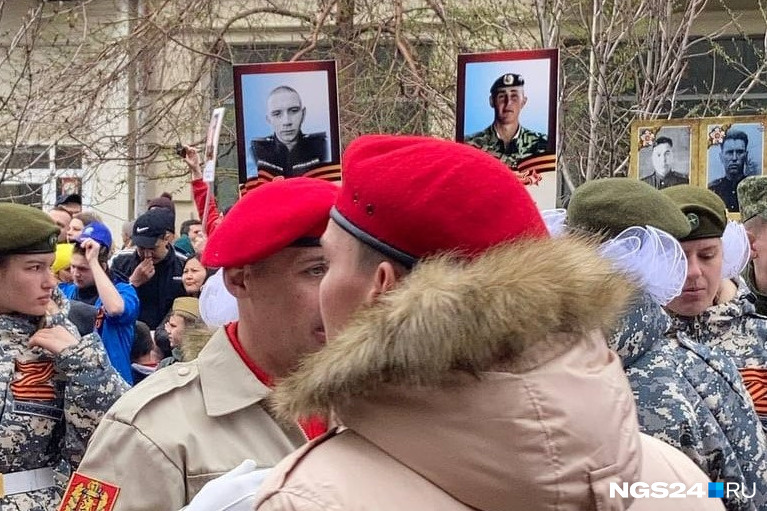 Двое парней на портретах <a href="https://ngs24.ru/text/world/2022/03/24/70527245/" class="_" target="_blank">есть в списке погибших из Красноярского края</a> Двое парней на портретах <a href="https://ngs24.ru/text/world/2022/03/24/70527245/" class="_" target="_blank">есть в списке погибших из Красноярского края</a>