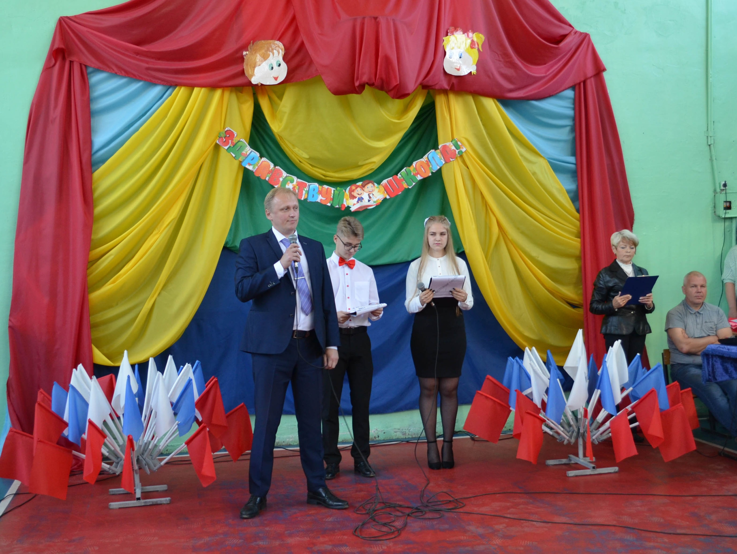 Секретарь Онежского отделения «Единой России» Андрей Вепрев выступает на линейке в школе