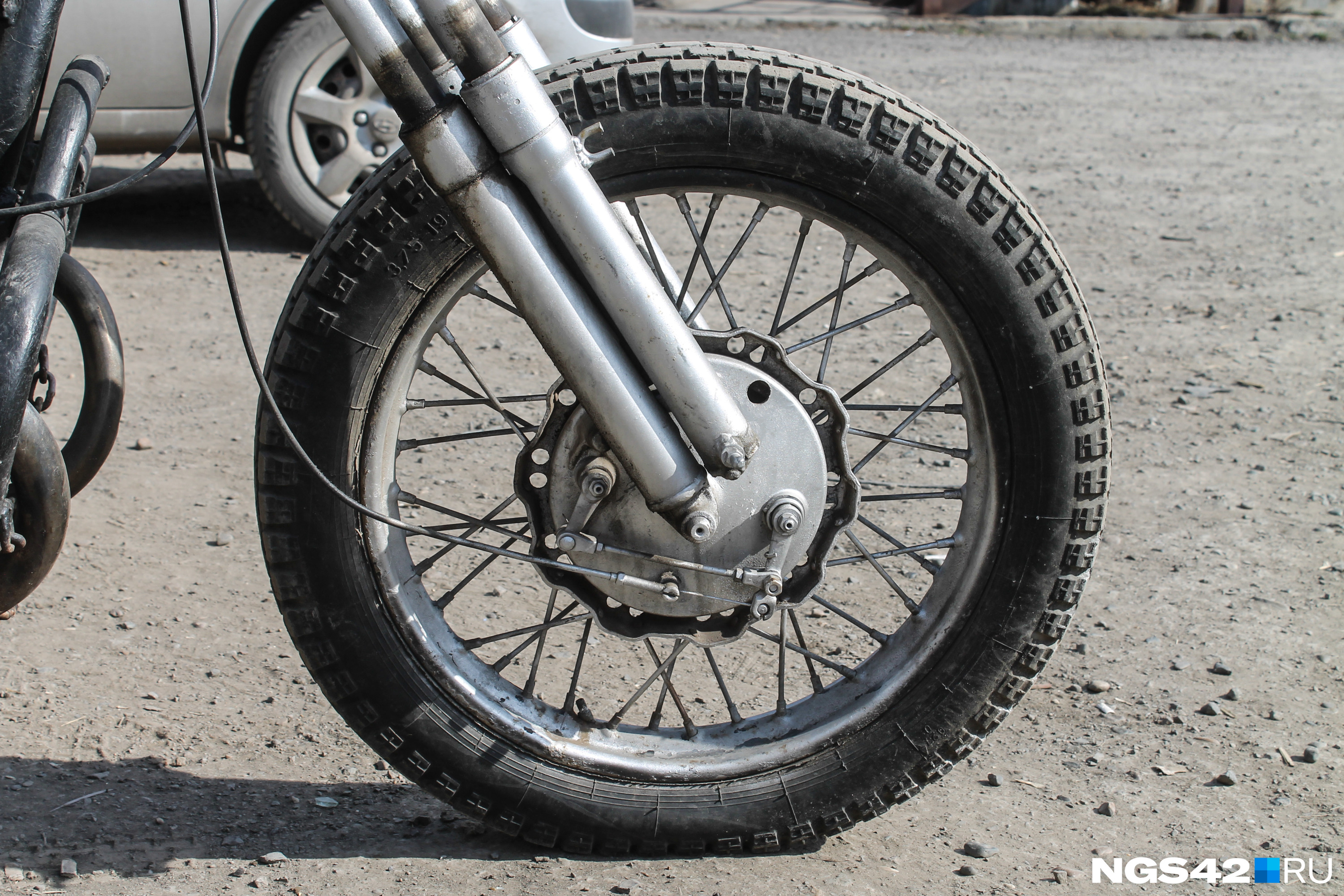Пьяный водитель мотоцикла без прав врезался в «Ладу-Гранту» в Чите