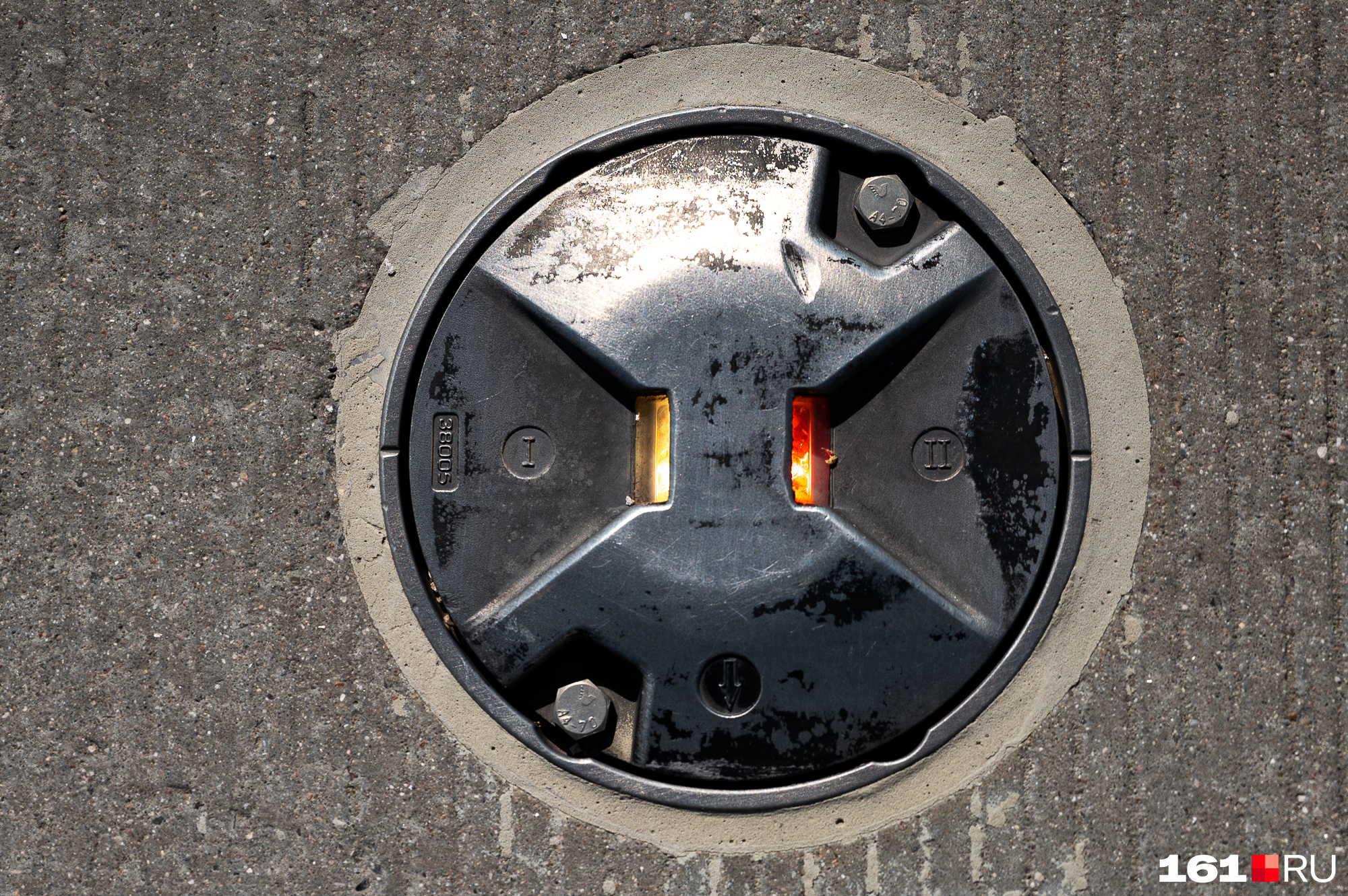 Углубленные огни взлетной полосы: с одной стороны они светят красным, с другой — желтым