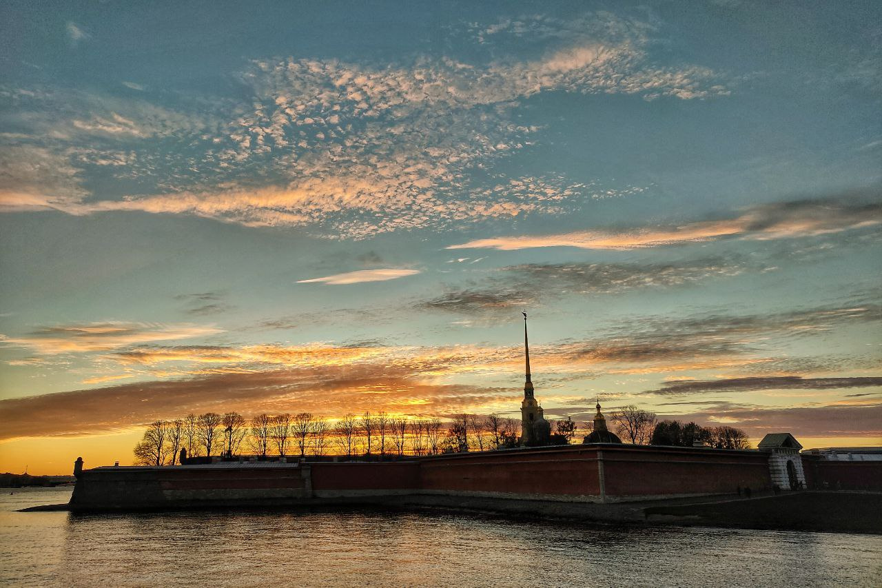 Закат солнца в петербурге. Солнце в Петербурге. Питер Горизонт. Солнечный день в Питере. Солнце над Питером.