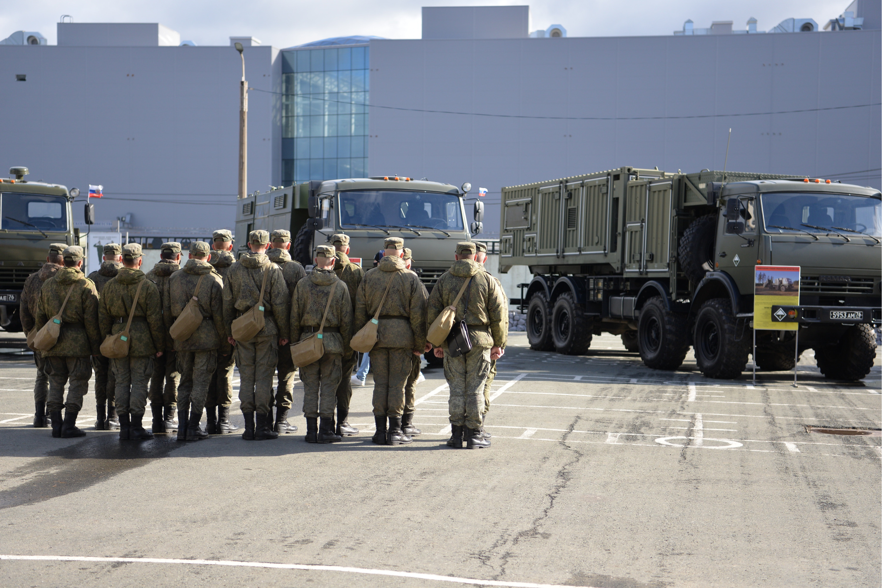 Колонна военных автомобилей