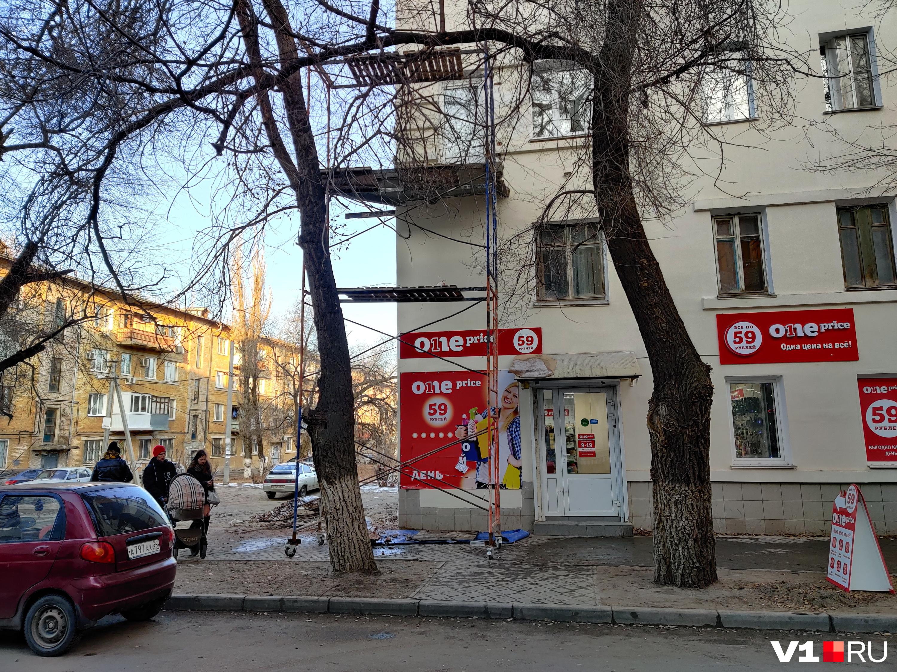 Пострадавшего рабочего забрала скорая Пострадавшего рабочего забрала скорая