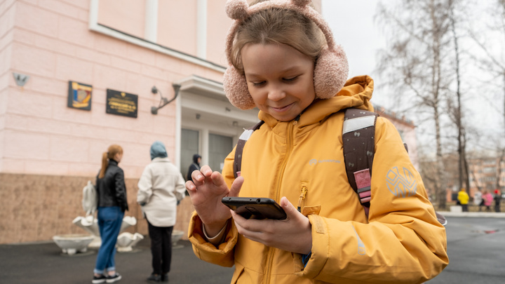 С подачи Минпросвещения в школах будут забирать телефоны у детей на время уроков