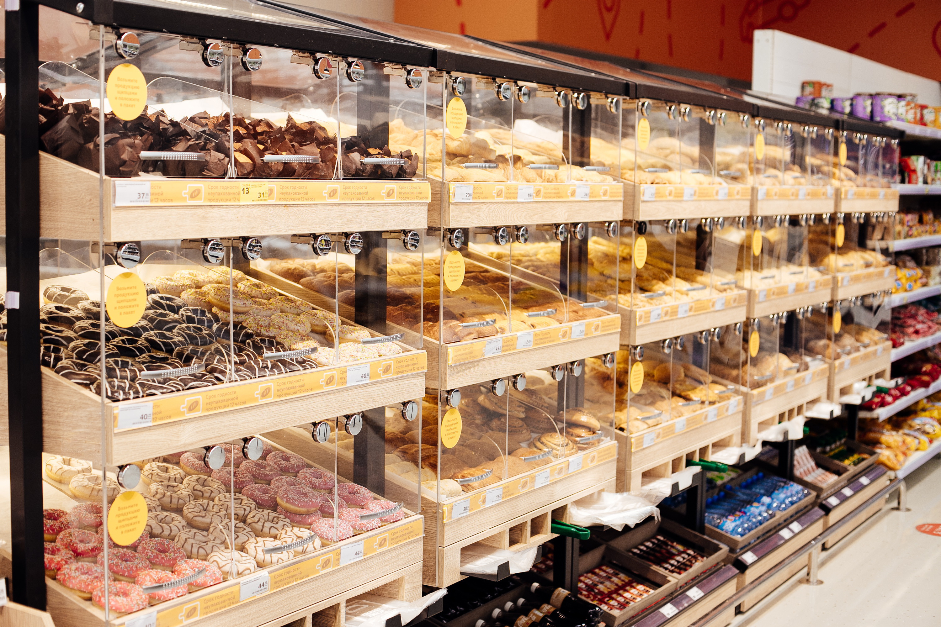 Также в ассортименте сладкого есть разнообразные виды тортов, пирожных и пончиков