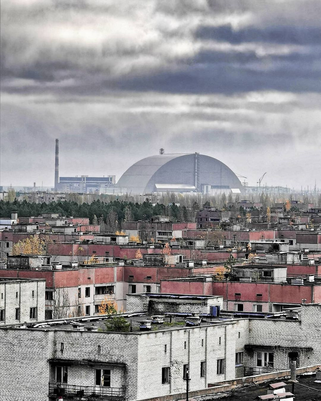 Сейчас над заброшенным городом возвышается новый саркофаг АЭС