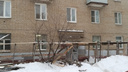 «Услышала грохот»: в Ярославле снегом проломило защитный деревянный настил у входа в детскую поликлинику