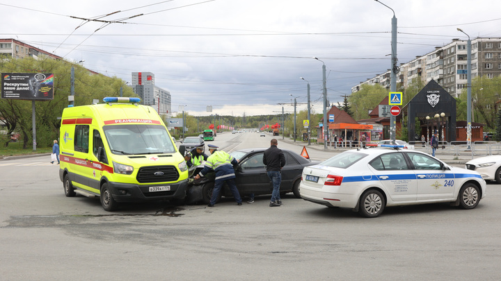 Момент аварии со скорой в Челябинске попал на видео