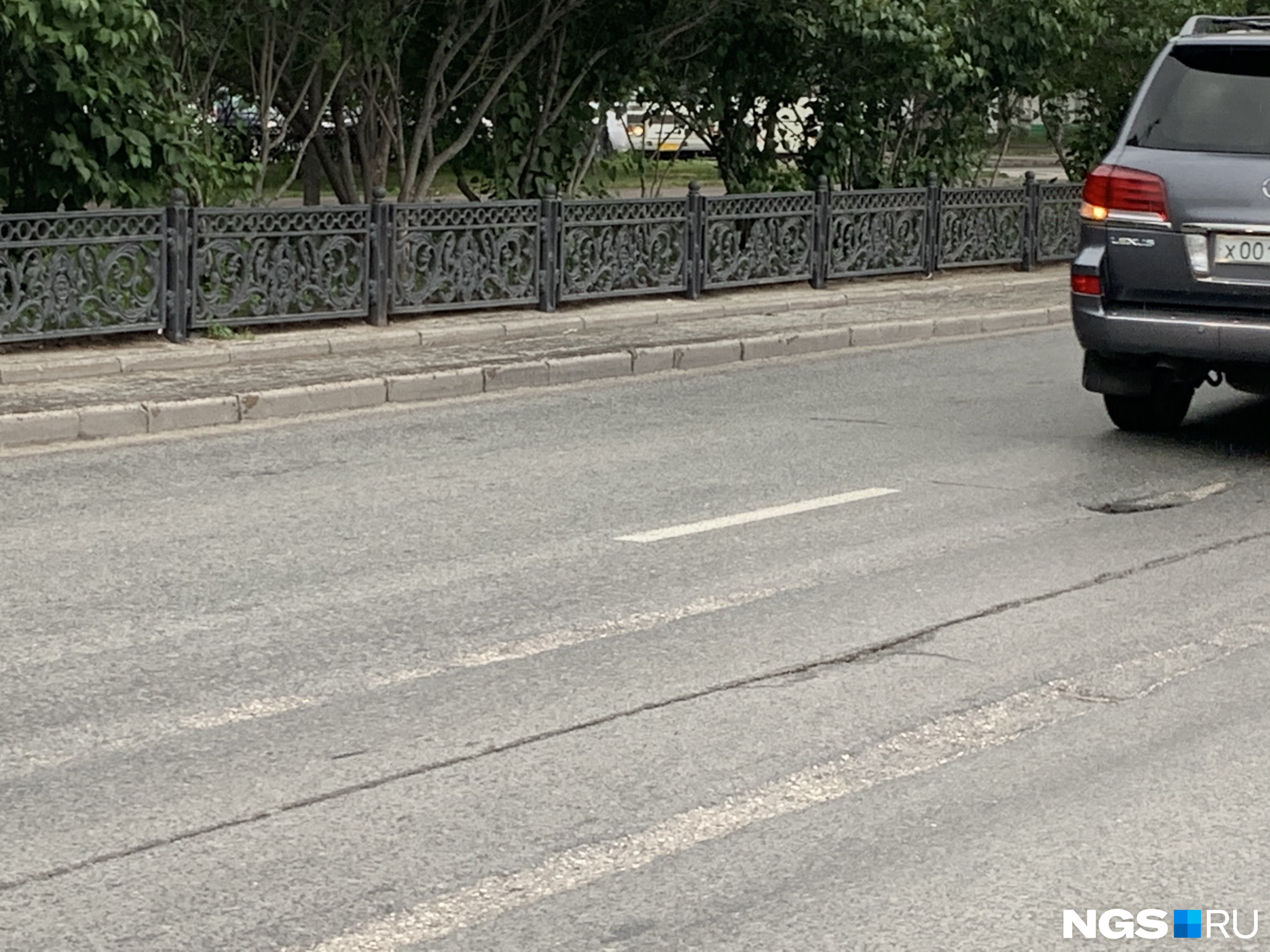 после масштабной реконструкции. ленинградский мост. трамвайные пути челябинск. дорога с тротуаром. пешеходная дорога.