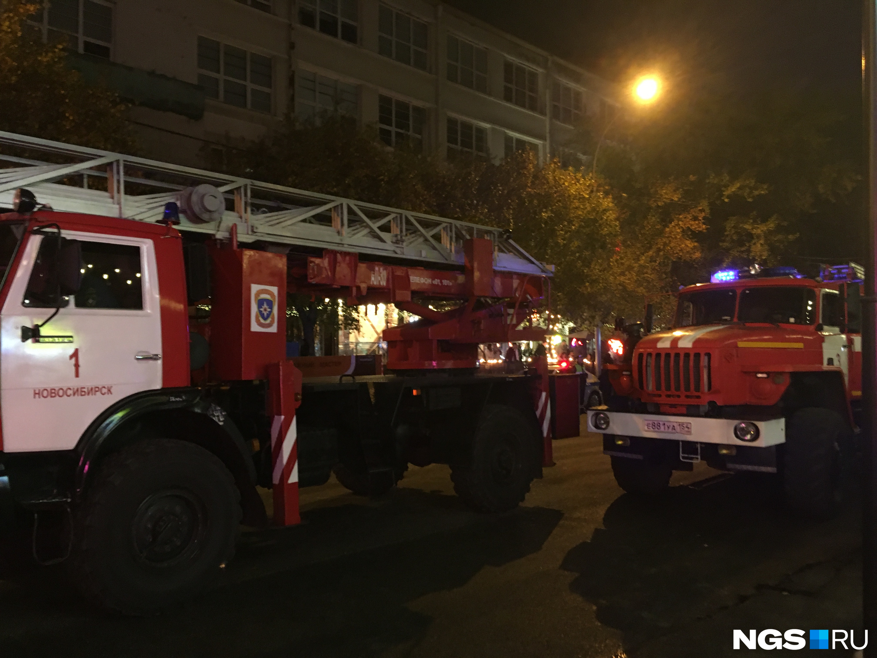 У кого-то подгорело: семь пожарных машин приехали тушить туалет в центре Новосибирска