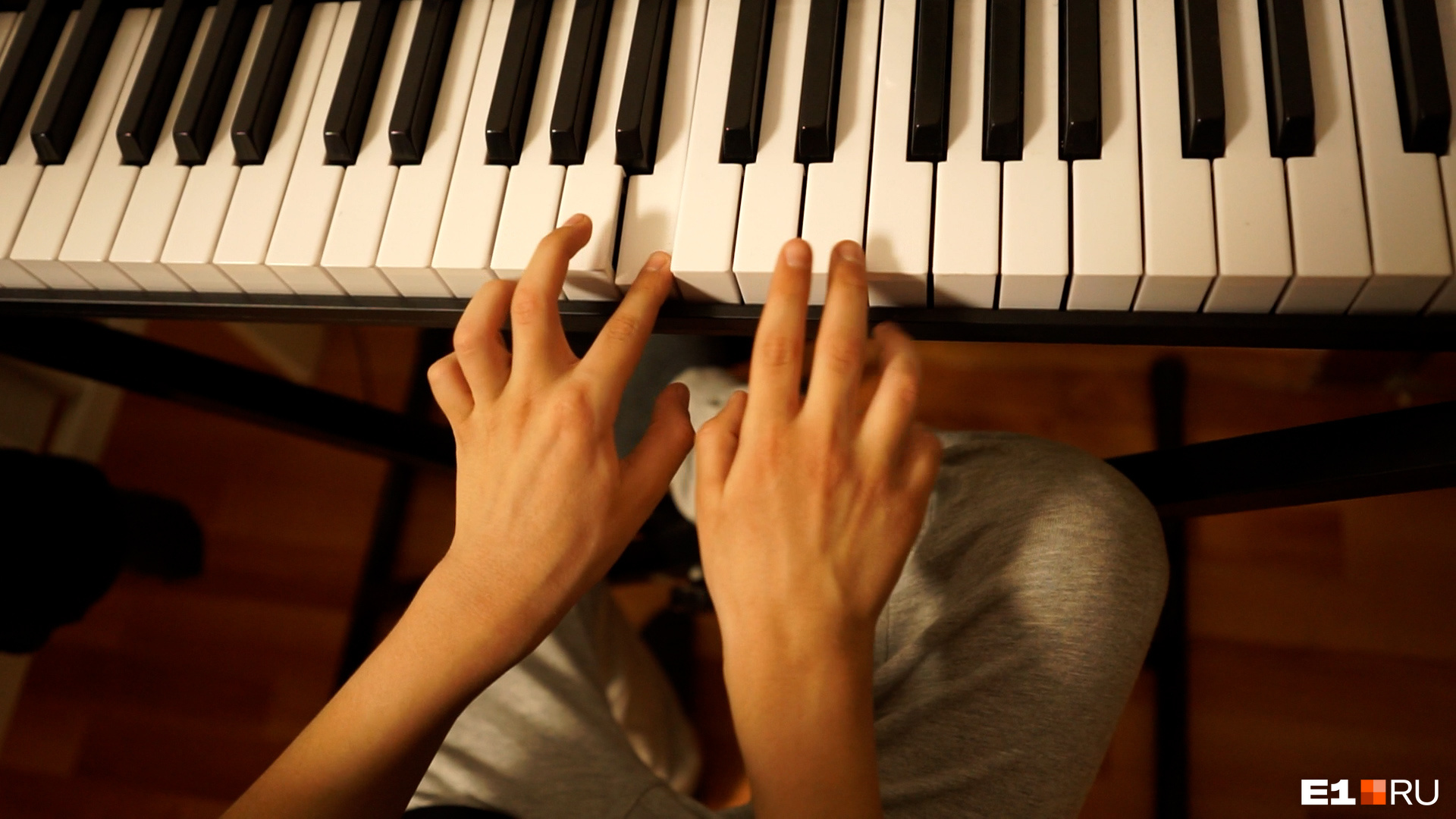 «Как это возможно?» В Екатеринбурге мальчик с аутизмом сам научился играть на синтезаторе и сочинять музыку