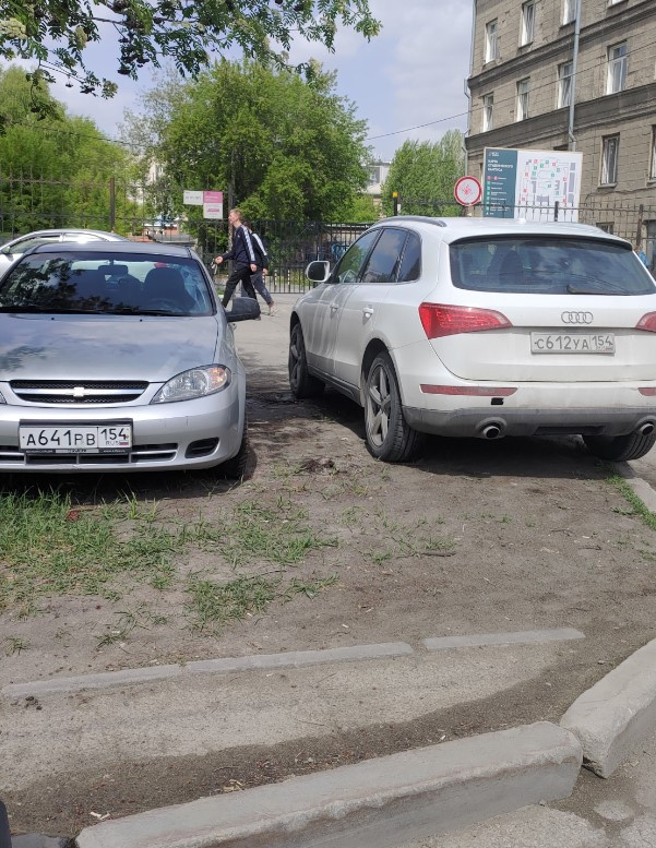 Стоянка на газоне Стоянка на газоне
