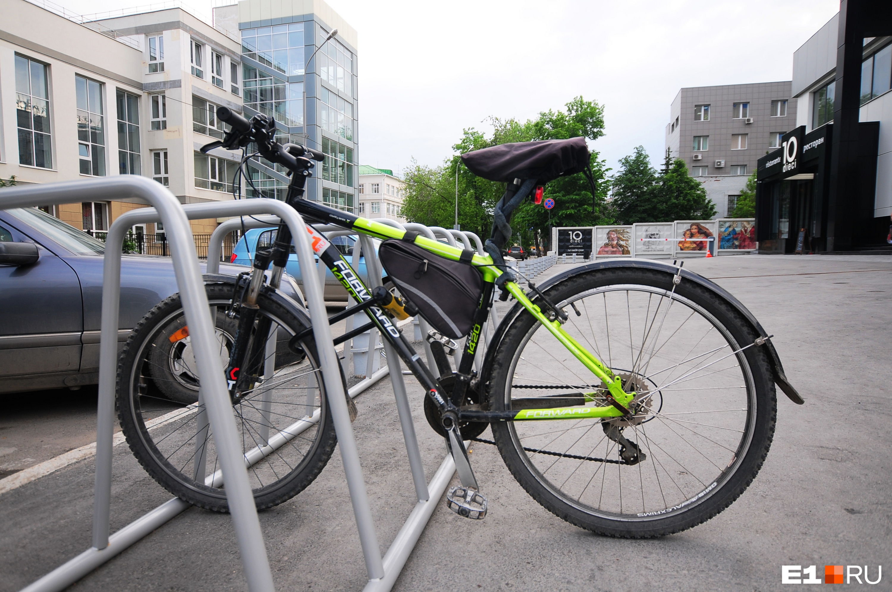 В Екатеринбурге решили установить велопарковки за пять миллионов. Но появятся они к концу лета