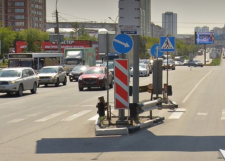 На фото — островок с отбойником: такие ограждения на проблемном участке на улице Дуси Ковальчук не предполагаются