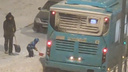 Трехлетний мальчик с лопаткой вышел откапывать увязший в снегу автобус — смотрите самое милое видео этого года