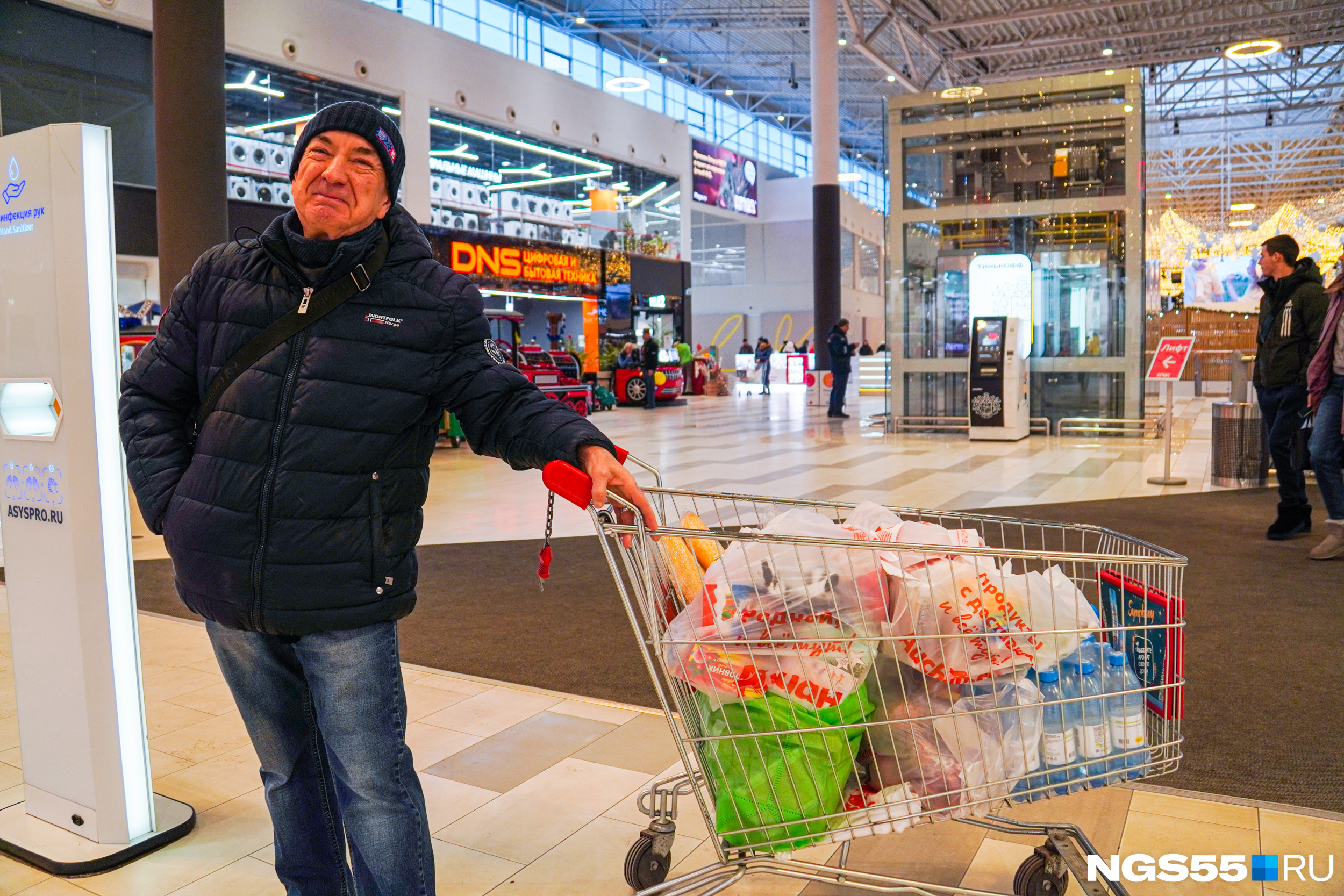 Владимир гуляет по гипермаркету с раннего утра