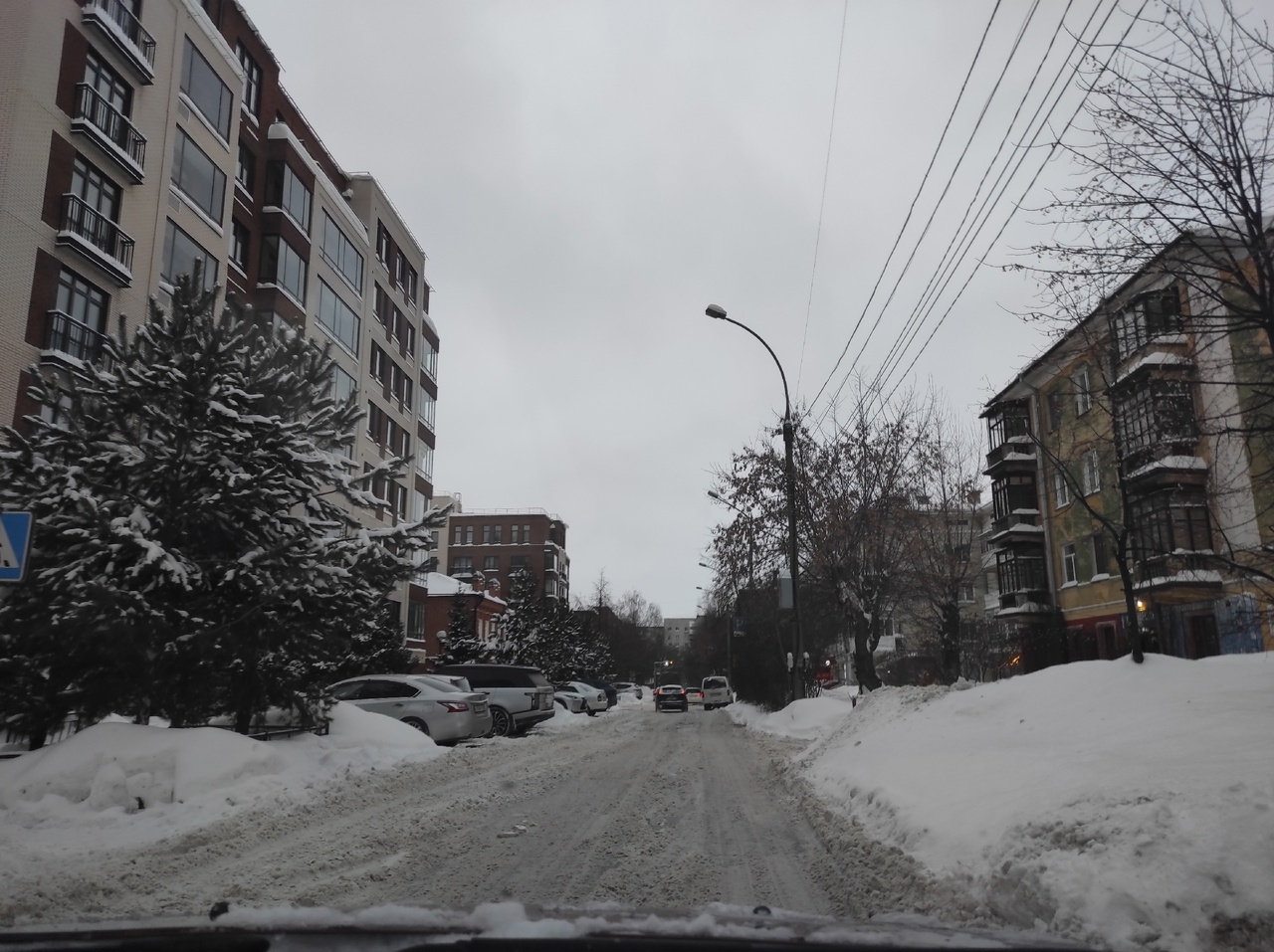 В центре города снег не только на тротуарах, но и на дорогах