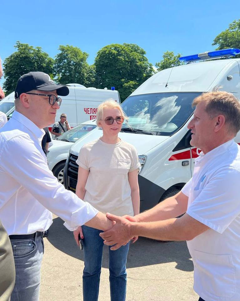 ДНР передали 11 автомобилей для врачей, а также 40 аппаратов ИВЛ