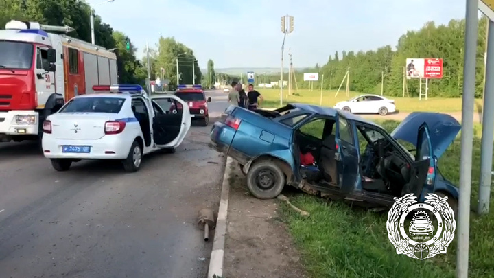 В Башкирии водитель проехал на красный и столкнулся с встречной машиной