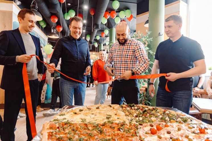 На открытии гостей угощали огромной пиццей