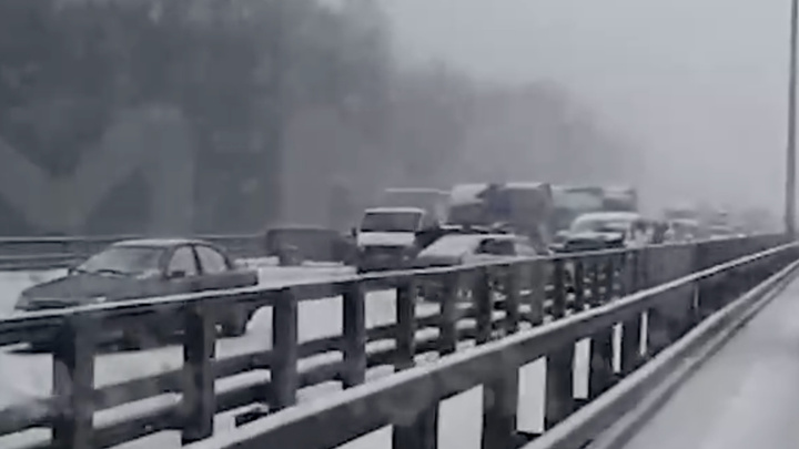 Авария из 19 машин парализовала движение на Киевском шоссе. Водители несколько часов стояли в жуткой пробке