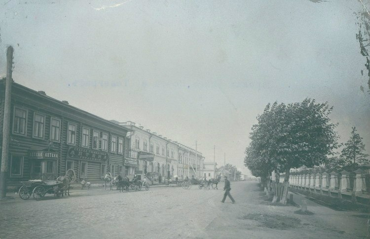 Улица Республики в 1902 году. Тогда она называлась Царской. Справа — ограда Тюменского Александровского реального училища Улица Республики в 1902 году. Тогда она называлась Царской. Справа — ограда Тюменского Александровского реального училища