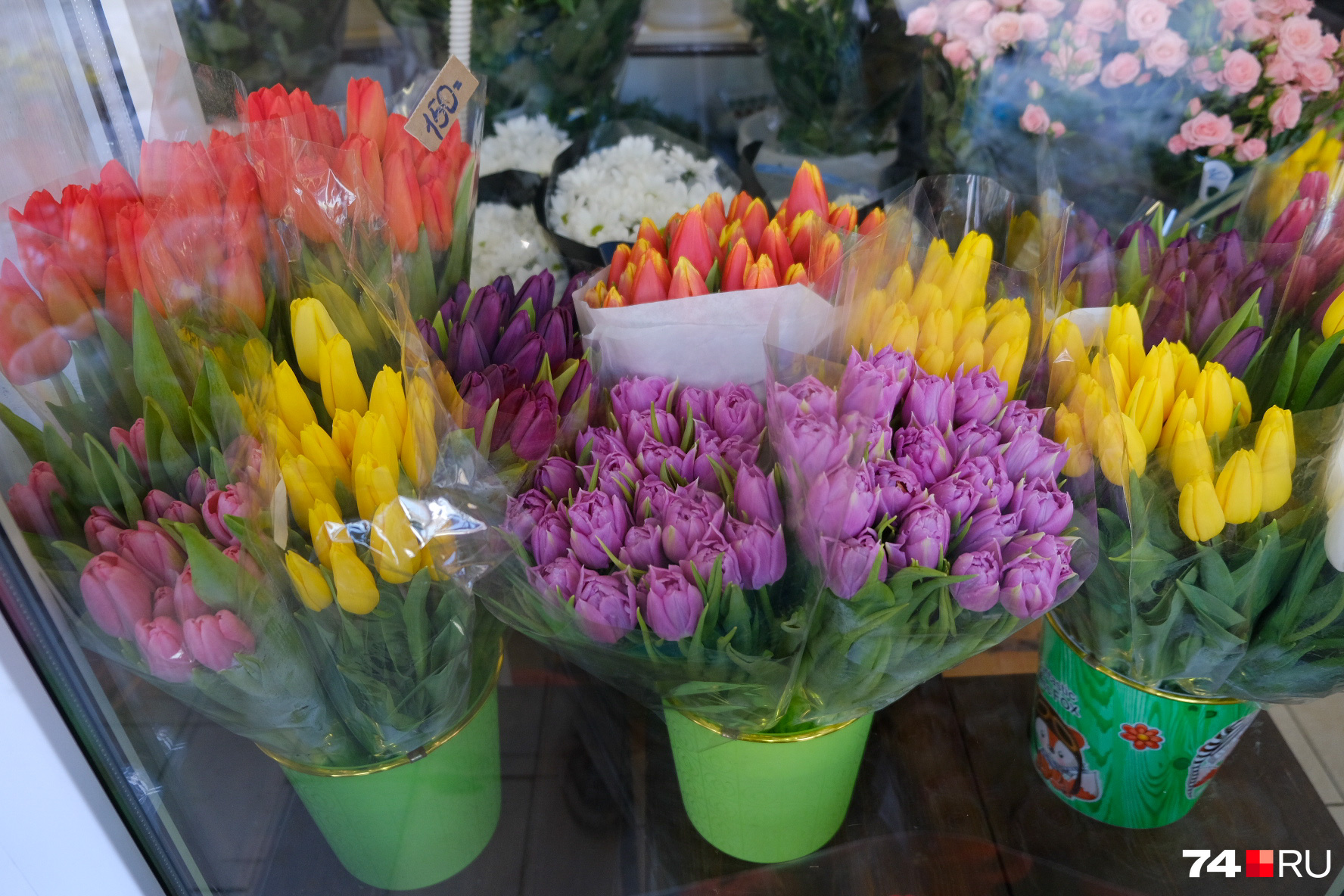 Много букетов цветов. Цветочный магазин тюльпаны цена
