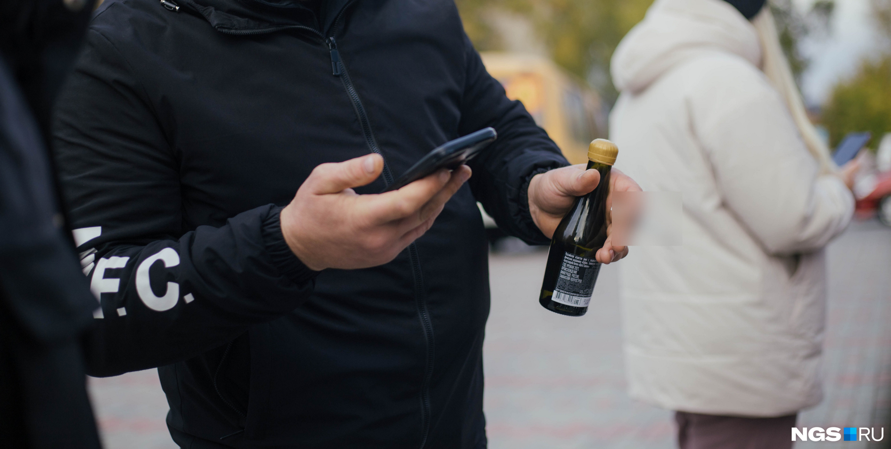 На проводы некоторые пришли с вином На проводы некоторые пришли с вином