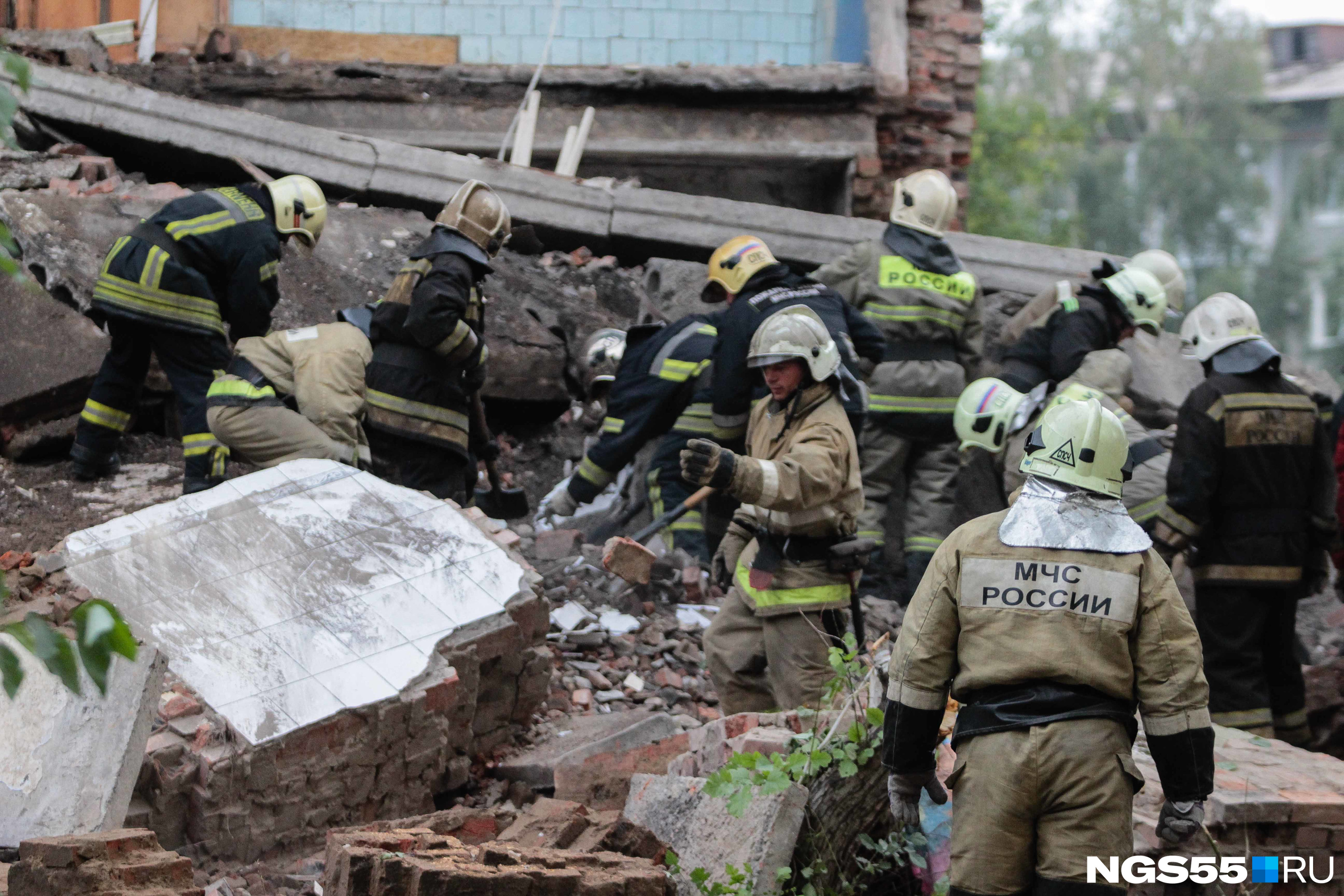 Омск новости обрушение дома. Рухнул дом. Обломки здания. Спасатели разбирают завалы.
