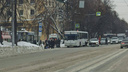 «Пострадал пассажир такси»: легковая машина протаранила автобус на Богдашке — фото с разодранной боковой частью