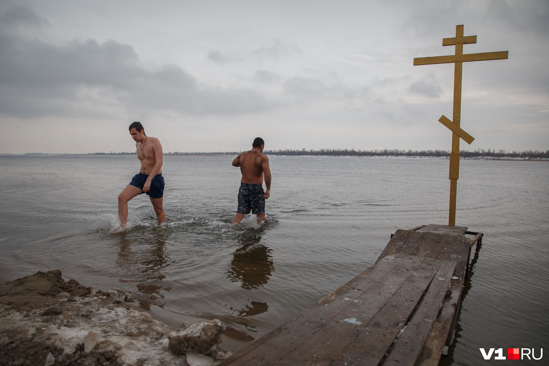 Мужчины бодро шагали в воду Мужчины бодро шагали в воду