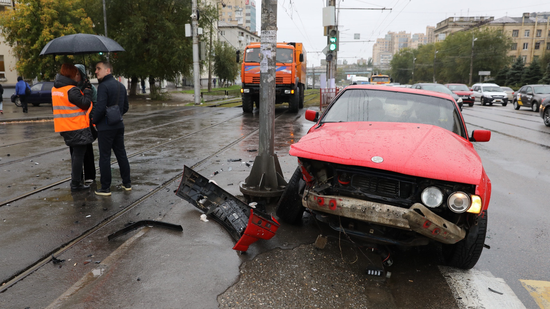 Что произошло 24.03 24. Машины которые врезаются. Машина на улице. Авария на Волгоградском проспекте.