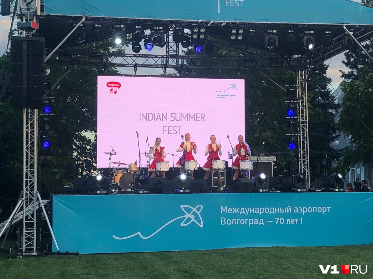 Фестиваль устроили прямо на траве напротив терминала Фестиваль устроили прямо на траве напротив терминала