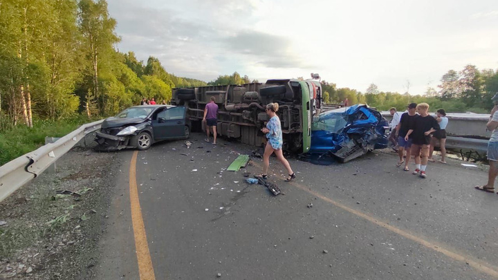 Большая авария под Красноярском: у грузовика отказали тормоза, и он упал на легковую машину