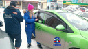 Годовалый ребенок оказался запертым в машине в Новосибирске — его доставали спасатели