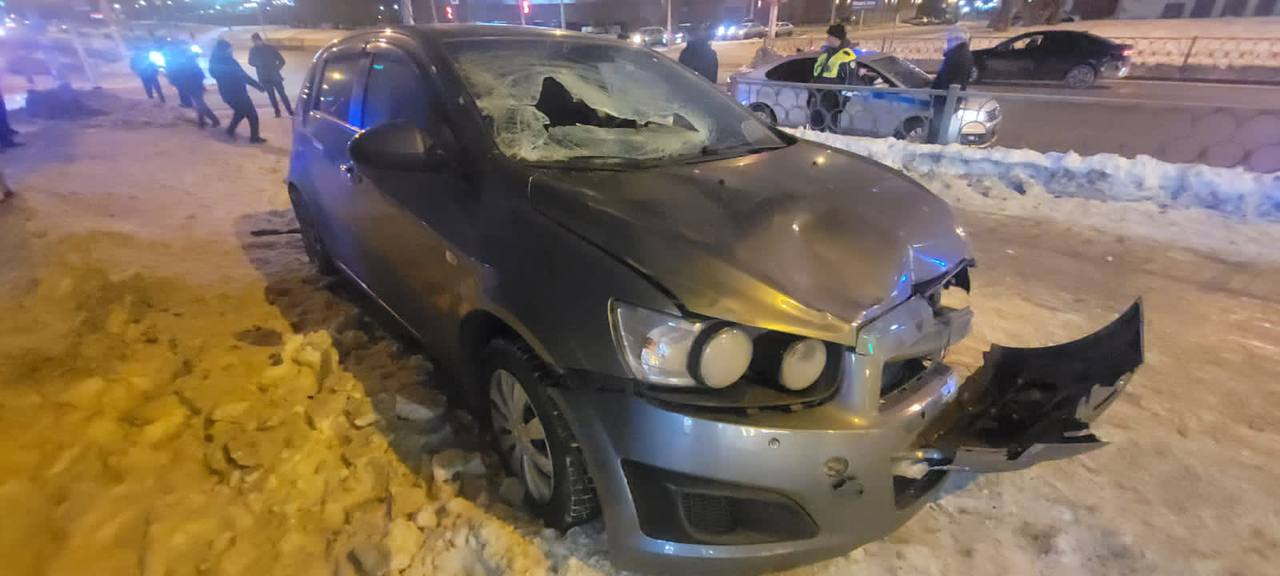 В Екатеринбурге камера сняла жуткий момент, как Chevrolet влетает в пешеходов