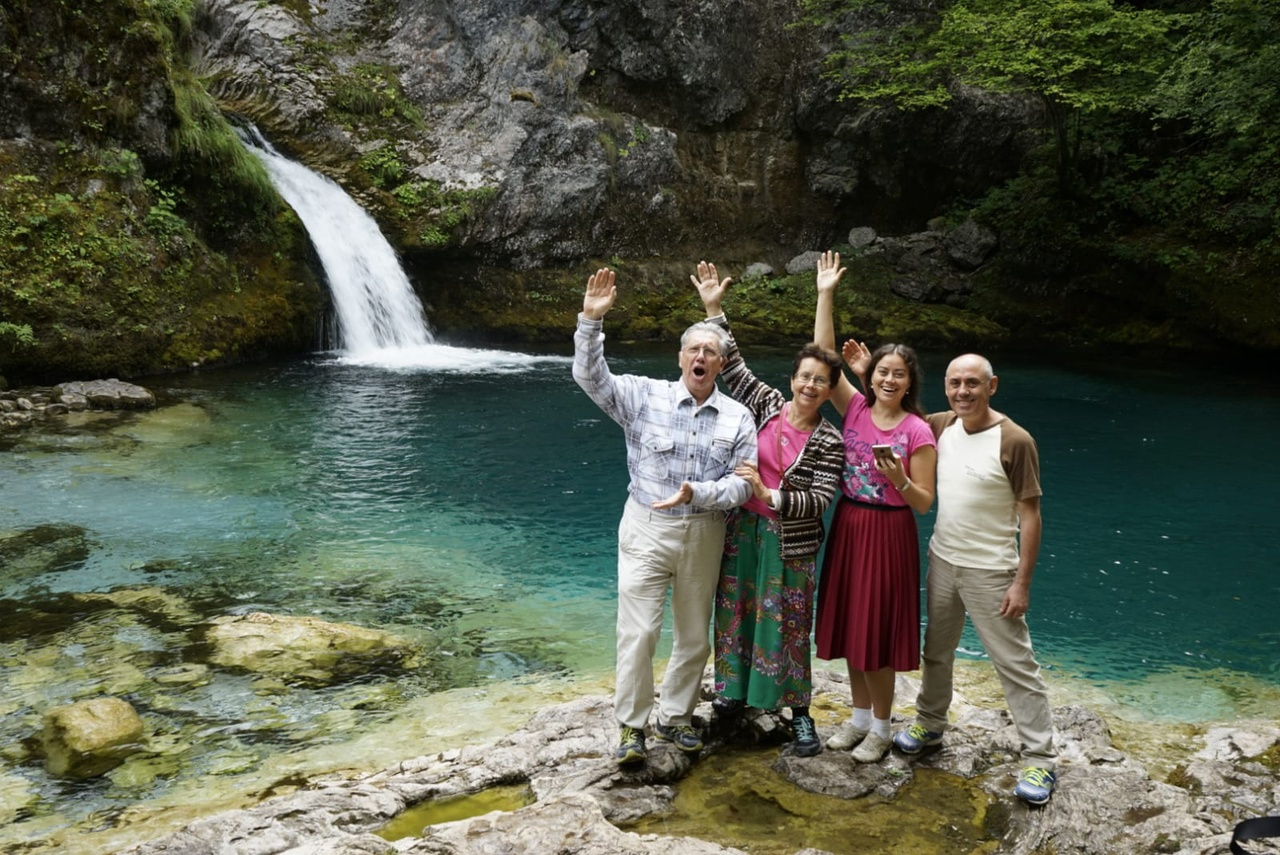 Семья героини — родители и супруг в албанских Альпах