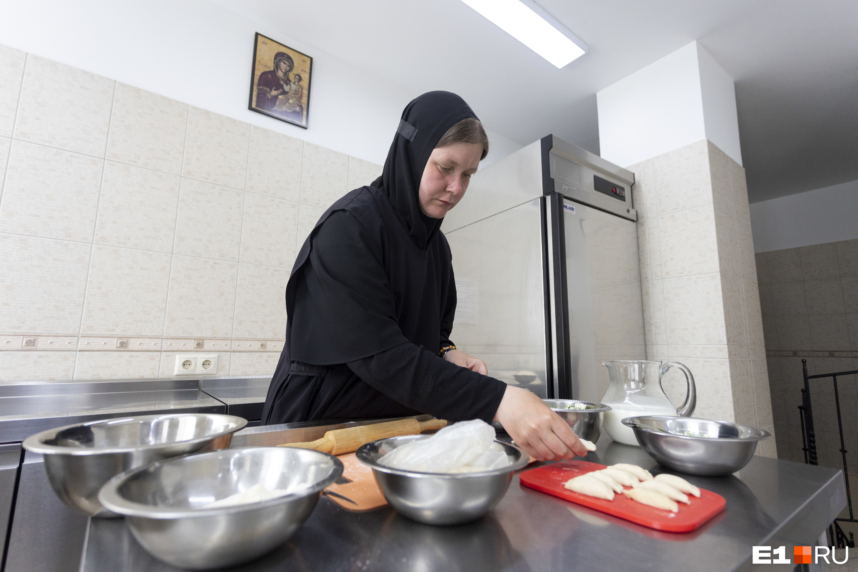 Важная часть приготовлений происходит на монастырской кухне
