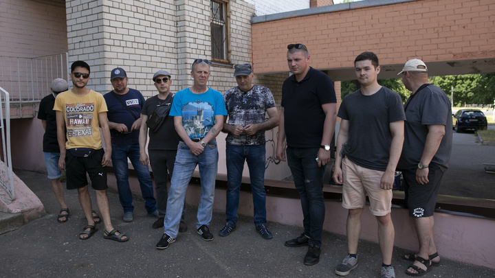 Вахтовикам из Луганска пообещали зарплаты по 140 тысяч, но в итоге их бросили в чужом городе без денег и работы