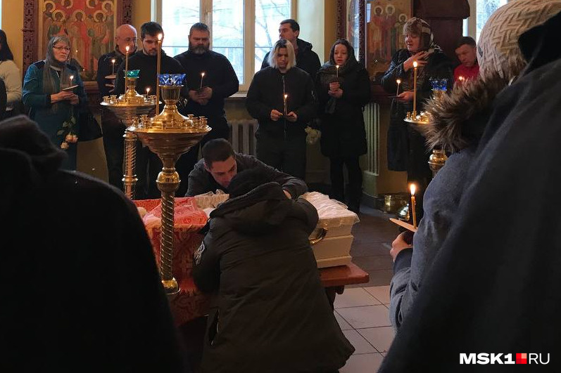 Родители — на коленях у гроба Родители — на коленях у гроба