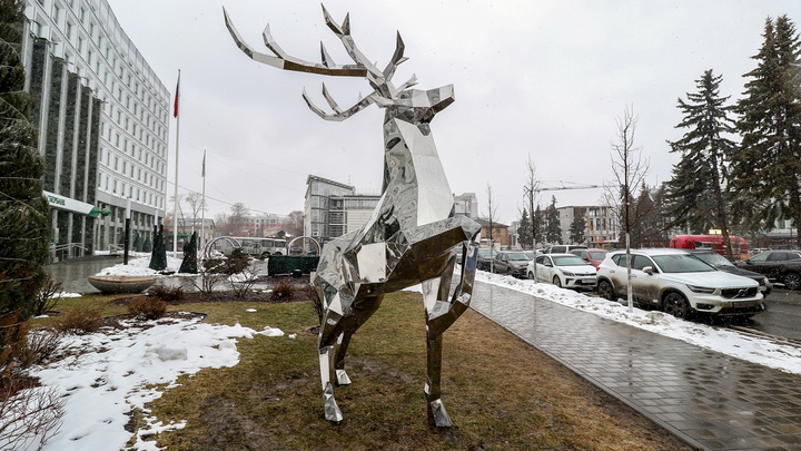 Сверкающий красавец. Еще одна скульптура оленя появилась в Нижнем Новгороде