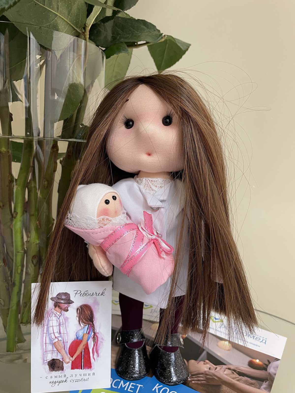 Одна из пациенток, которой удалось стать мамой, в благодарность сделала куклу точь-в-точь как главврач медцентра
