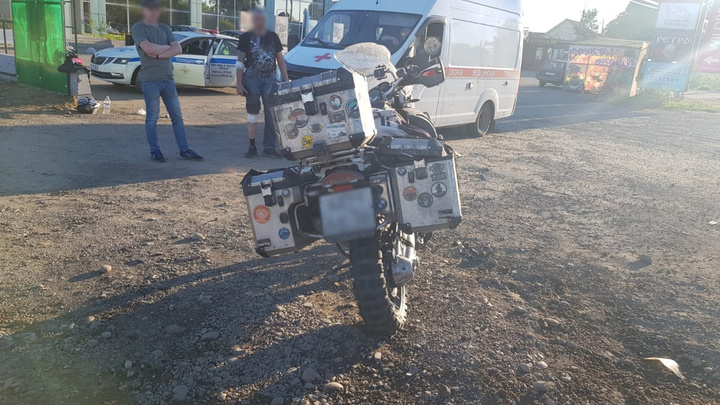 Водитель и пассажир мотоцикла BMW пострадали при столкновении с хэтчбеком на Голоустненском тракте