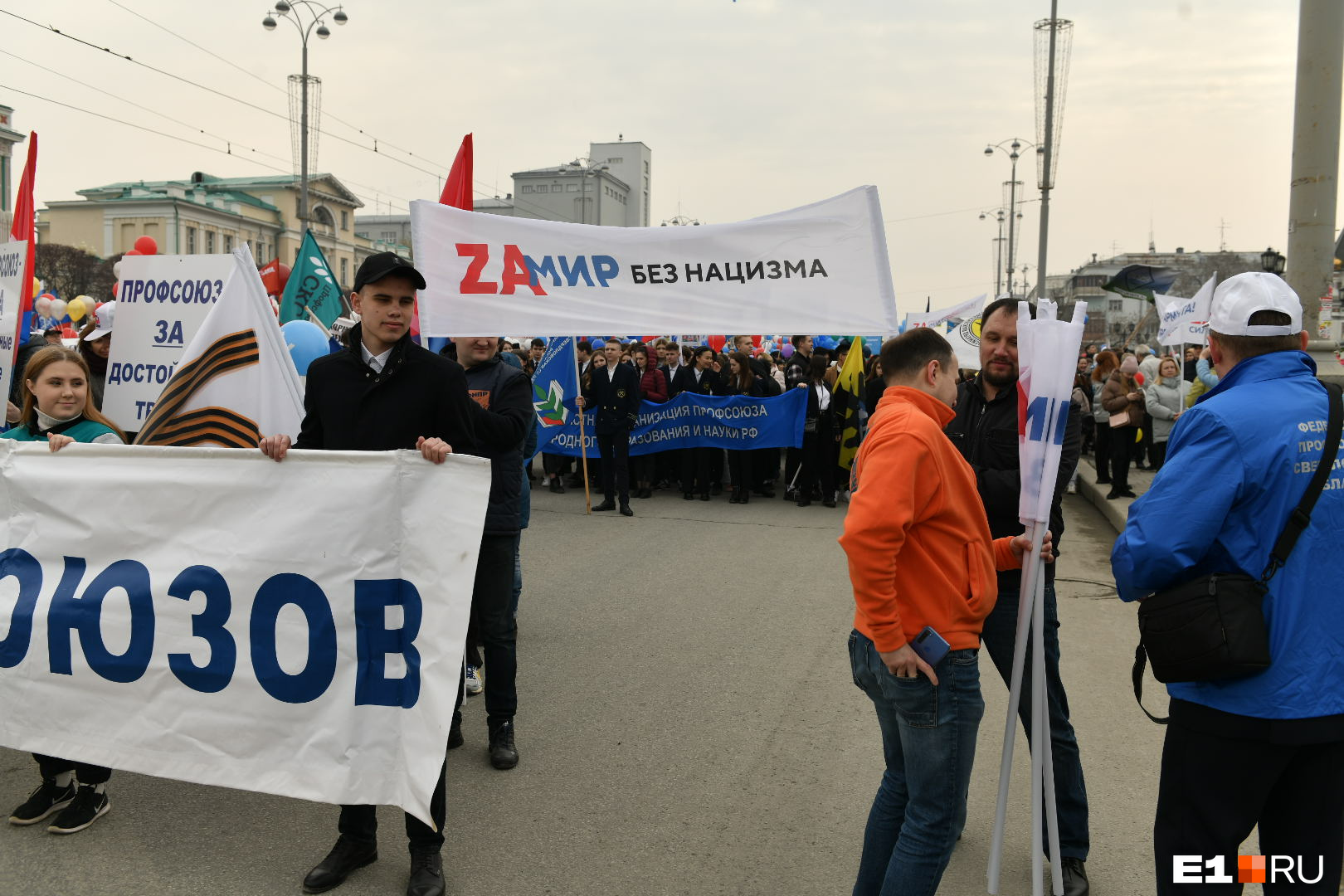 На демонстрации было много лозунгов, напоминающих о проводимой спецоперации на Украине