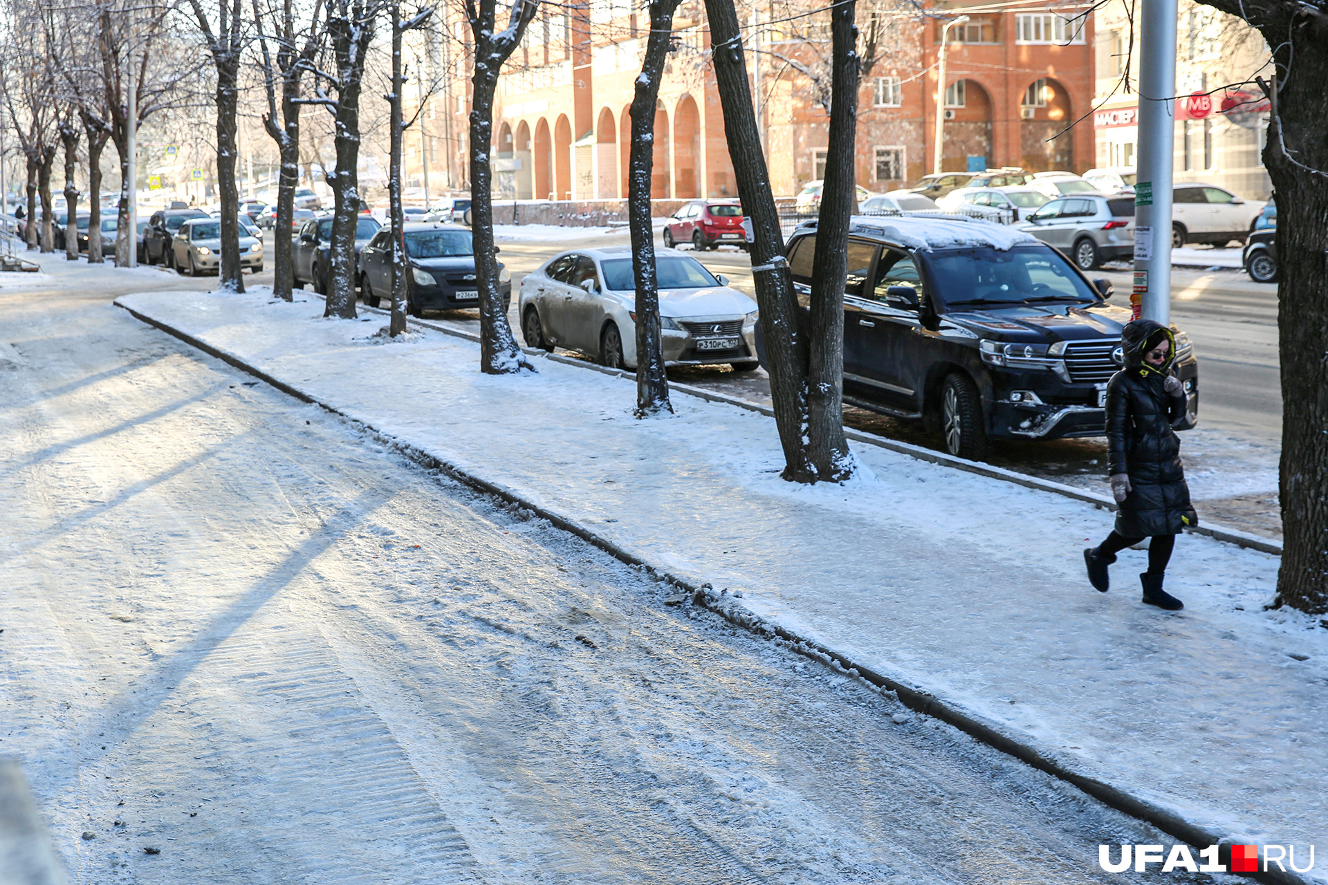 Даже солнце не помогает до конца растопить льдины на тротуаре